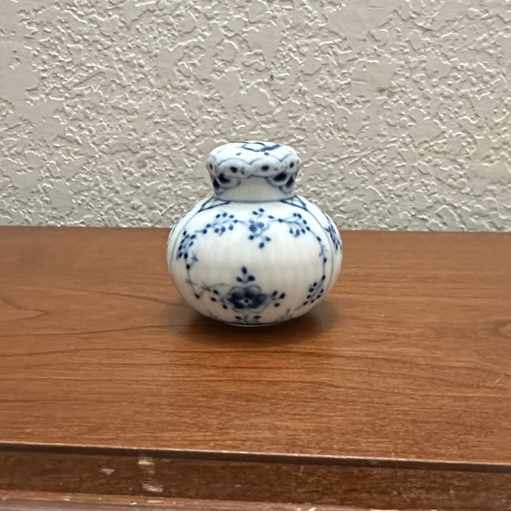 Royal Copenhagen Blue fluted Half Lace Salt & Pepper shakers - Picture 6 of 7
